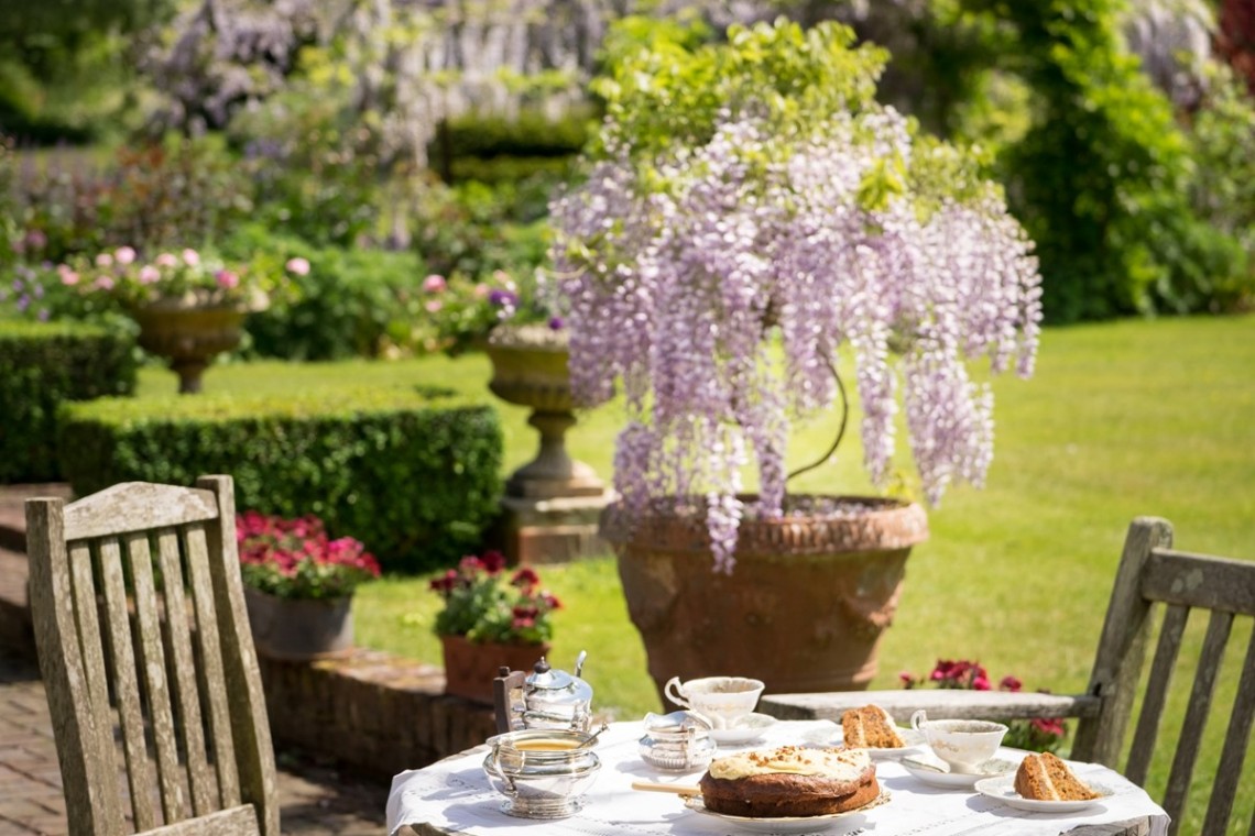 Old Whyly B&B - terrace afternoon tea
